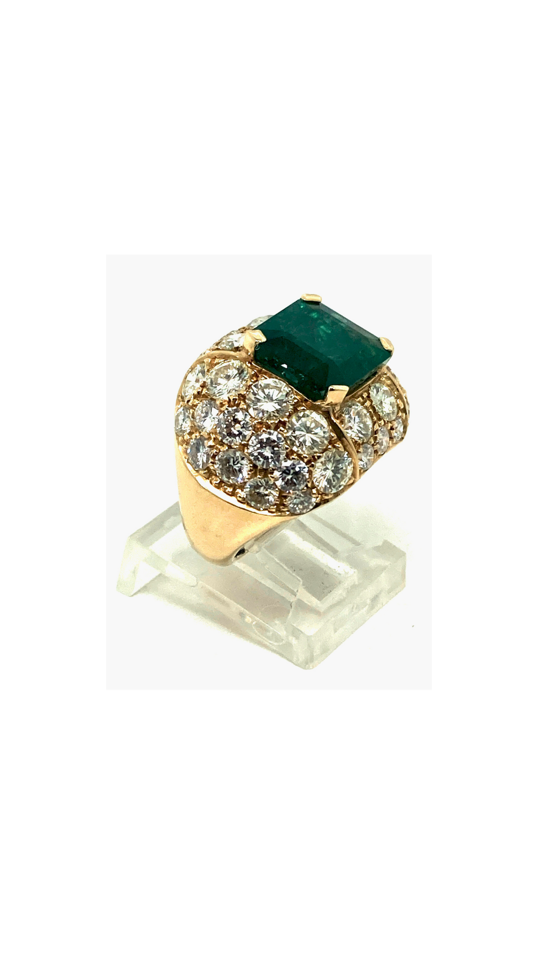 Anello in oro giallo con diamanti e smeraldo