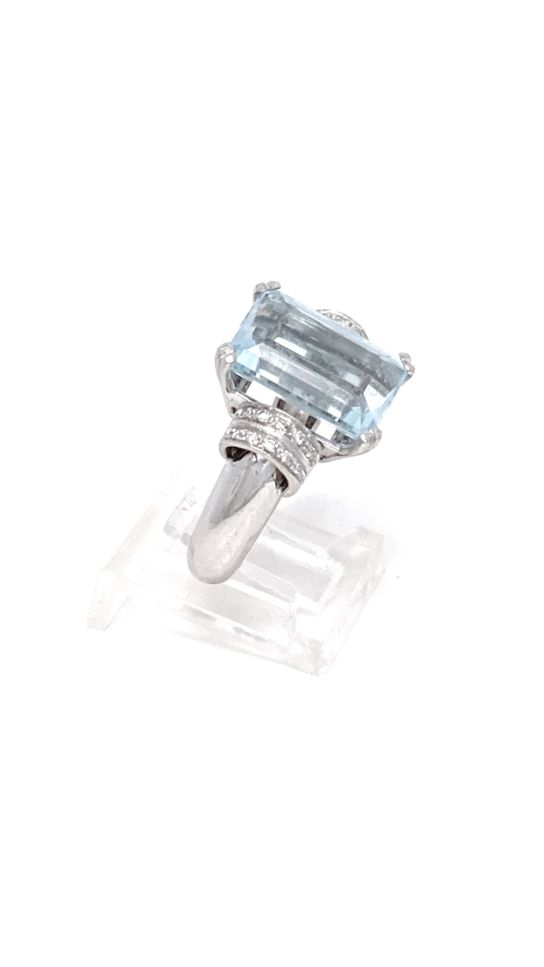 Anello di fidanzamento in oro bianco con acquamarina e diamantini