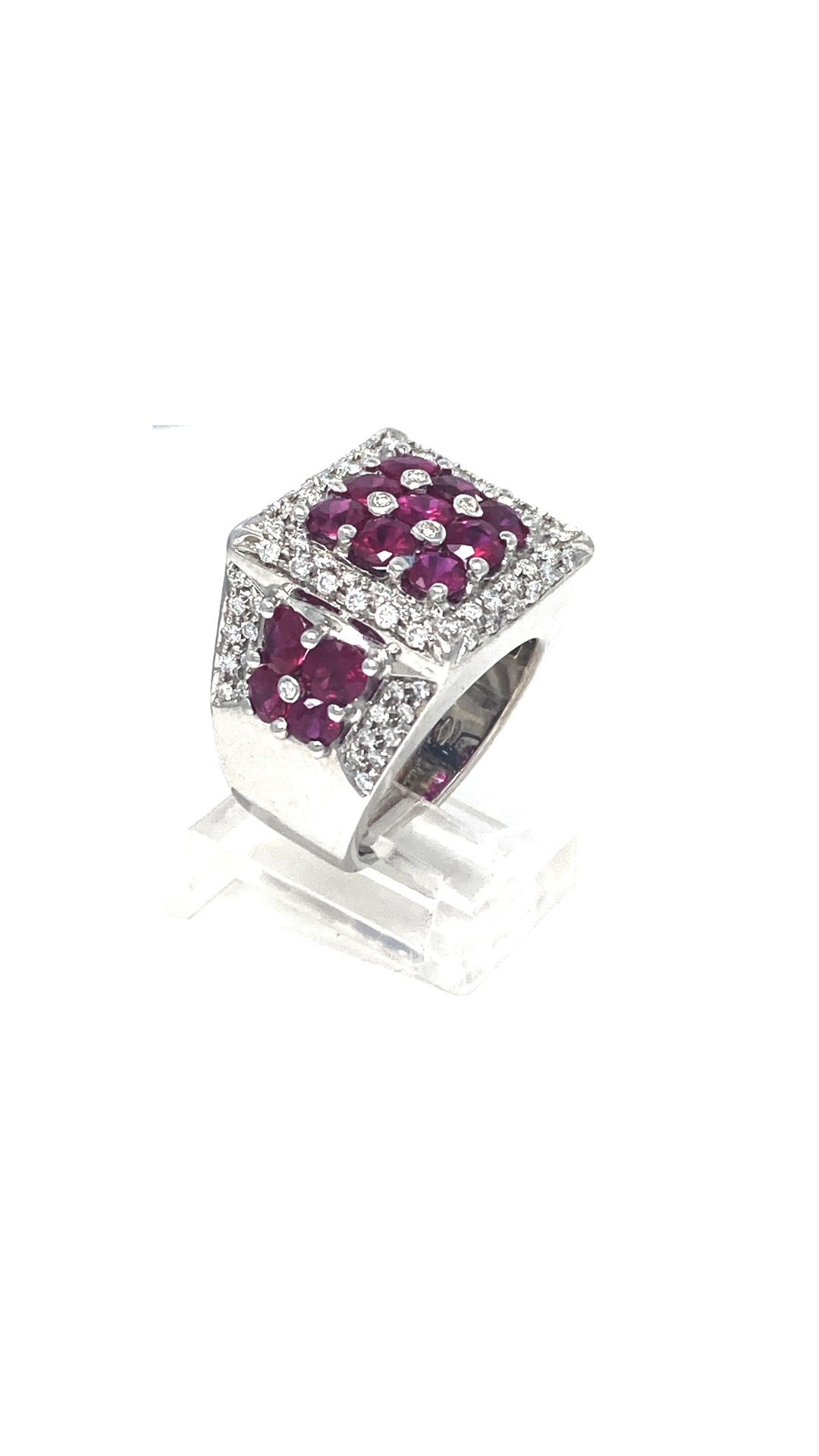 Anello con sigillo in oro bianco ,diamanti e rubini