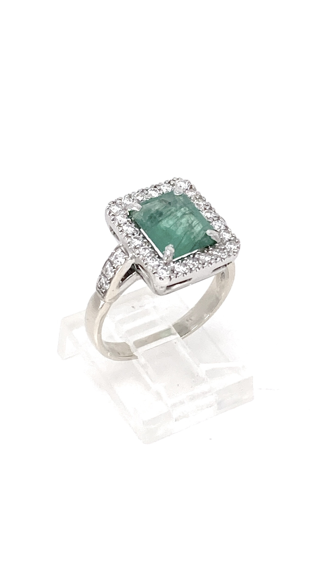 Anello in oro bianco 18 k con diamanti e smeraldo centrale